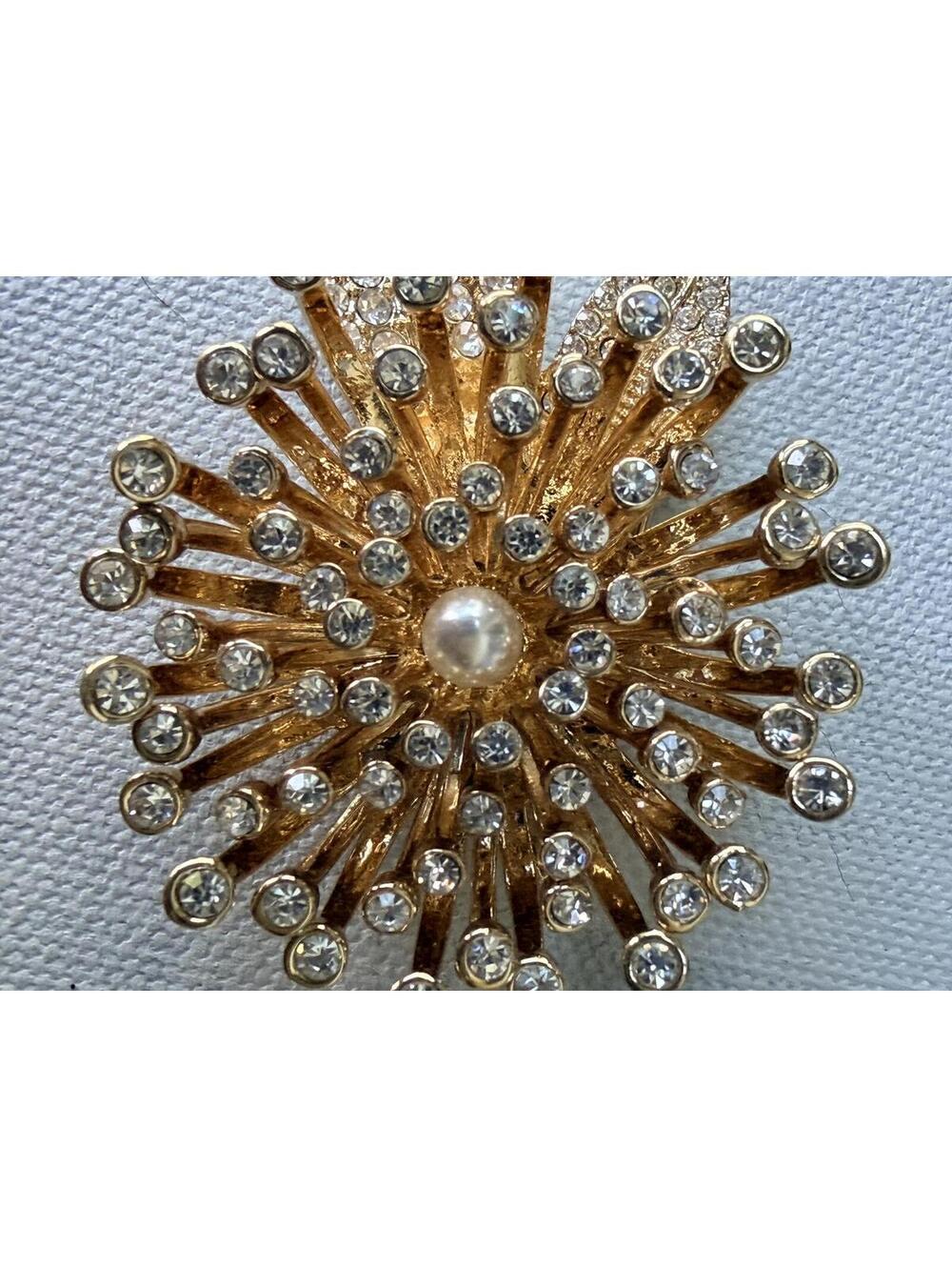 Vintage Gold Tone Rhinestone Chrysanthemum Flower Brooch Pin - Picture 8 of 9